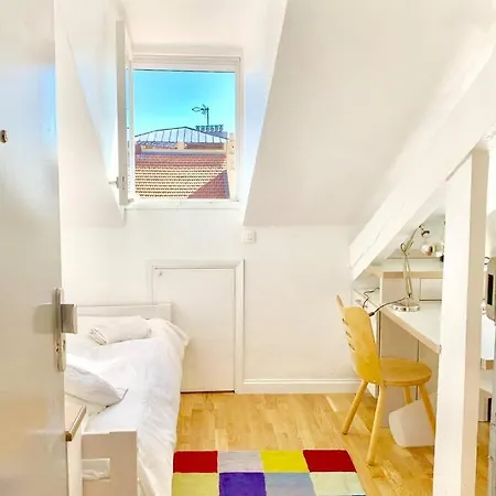 Studio On The Attic 3min From The Sea & Main Street 아파트 니스