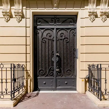 Studio On The Attic 3min From The Sea & Main Street 아파트 니스