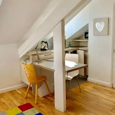 Studio On The Attic 3min From The Sea & Main Street 아파트 니스