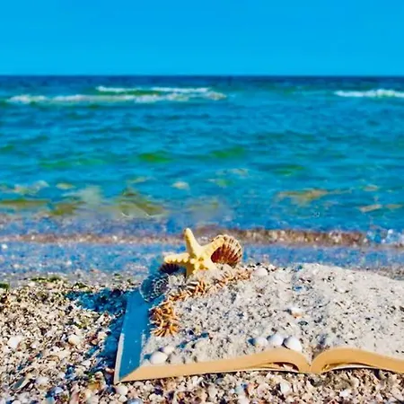 Studio On The Attic 3min From The Sea & Main Street 아파트