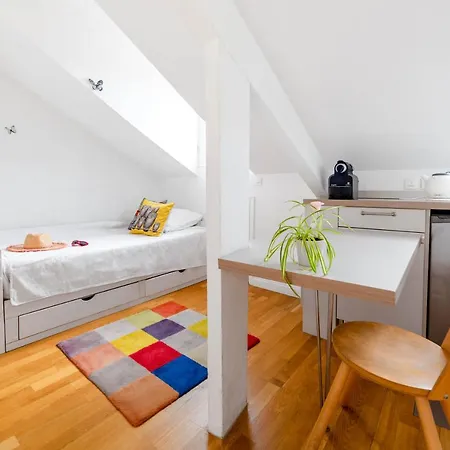 아파트 Studio On The Attic 3min From The Sea & Main Street