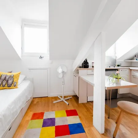 Studio On The Attic 3min From The Sea & Main Street 아파트 *